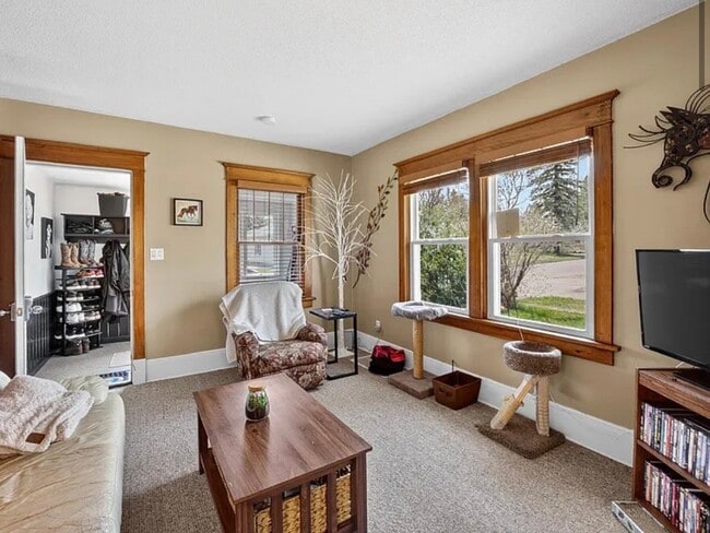Photo - 413 Carlton Ave W