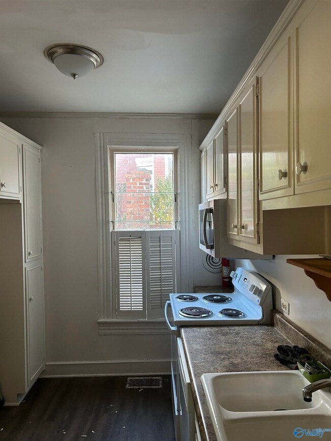 Photo - 620 Sherman St SE