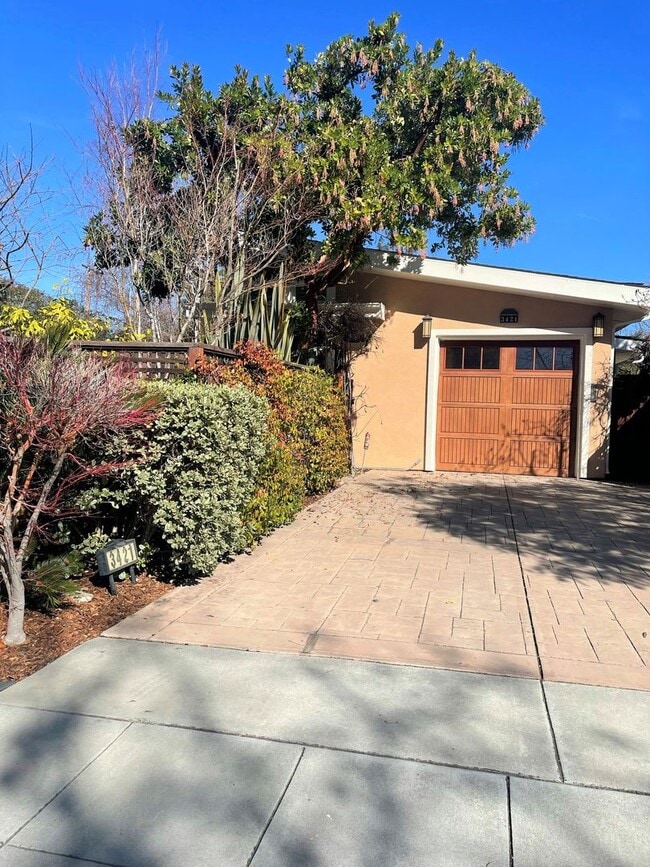 Building Photo - Serene, Executive 5 Bedroom 3 Bath Home with Private Front yard and Backyard - Palo Alto