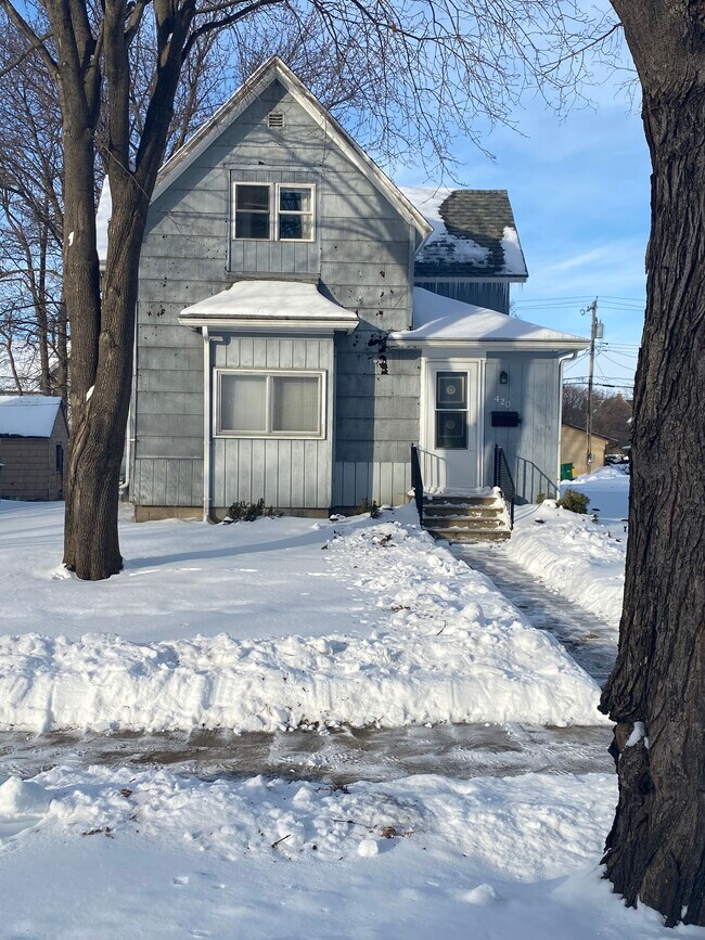 Photo - 420 W College St