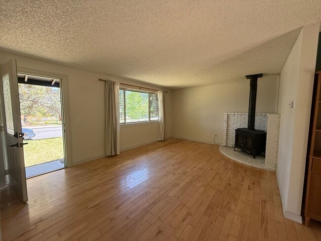 Photo - Beautiful 3 Bed/1 Bath Home with Large and Fenced Backyard - SE Bend