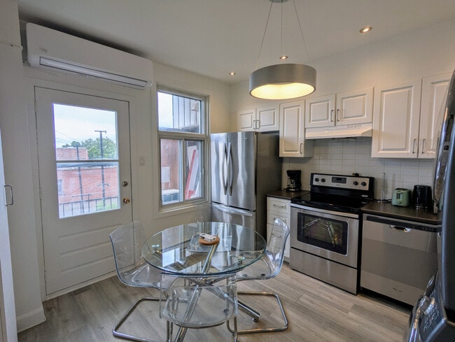 Building Photo - 4006 Rue Hochelaga