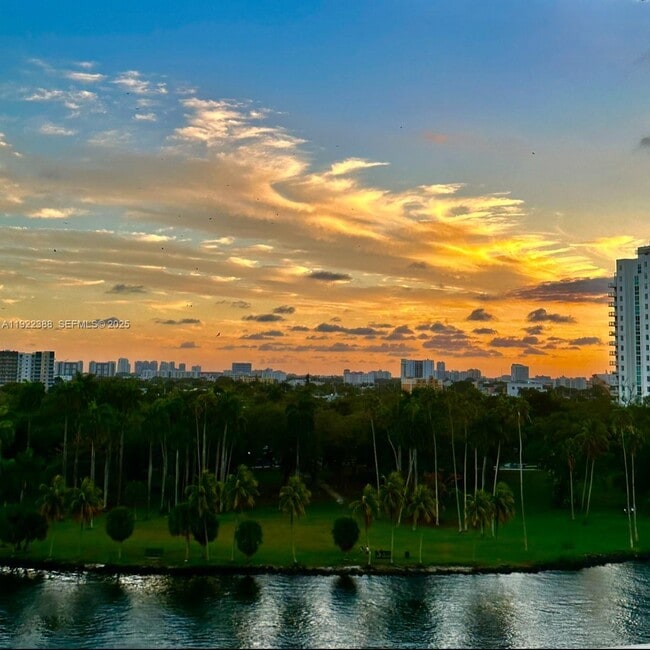 Building Photo - 1700 NW N River Dr Unit 907