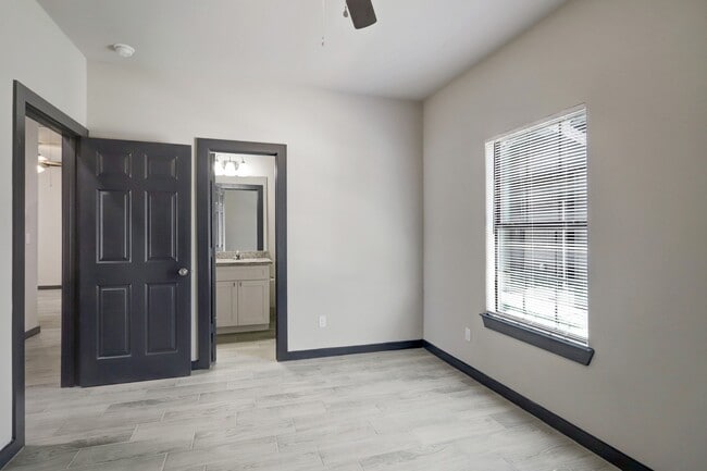 Photo - 5624 Kittridge St