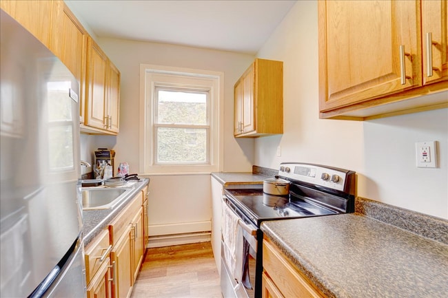 Kitchen - 931 Jackson St Unit 1