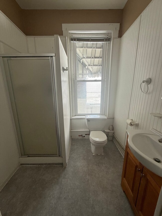 Photo - 415 1/2 E 4th St