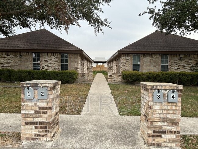 Building Photo - 809 W Bronze Dr Unit 1