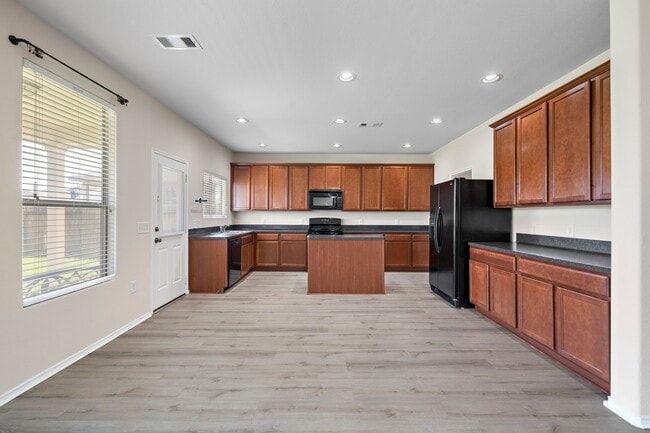 Building Photo - 1418 S Maple Dr