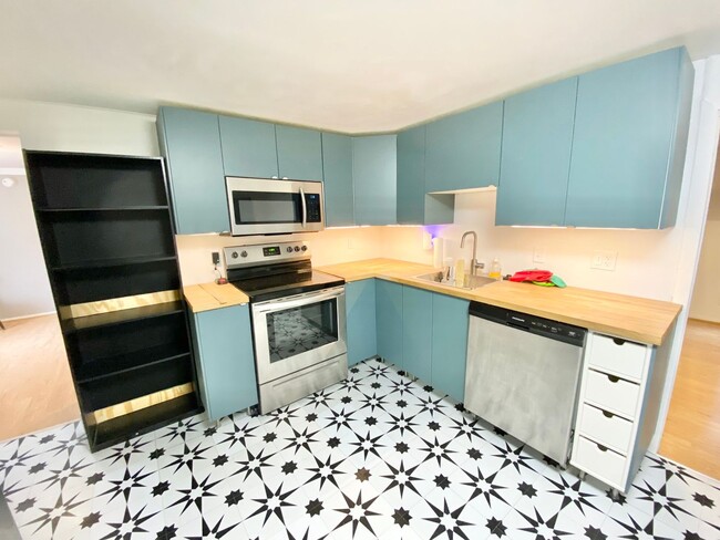 Building Photo - 93 Walnut St Unit #5