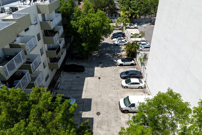 665 NE 83rd Ter - Biscayne Cove