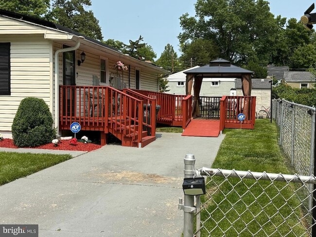 Photo - 419 Ashleaf Ave