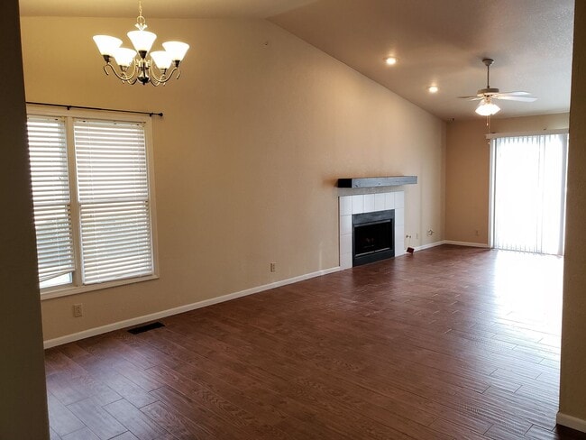 Building Photo - 2002 Middletown Dr Unit C