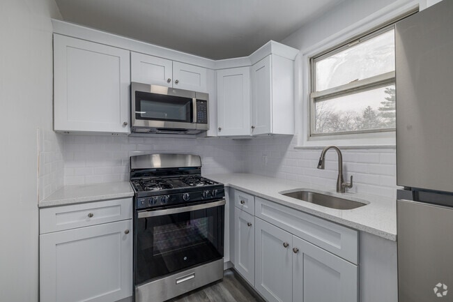 2BR, 1BA - 771SF - Kitchen - Elmwood Terrace Apartments