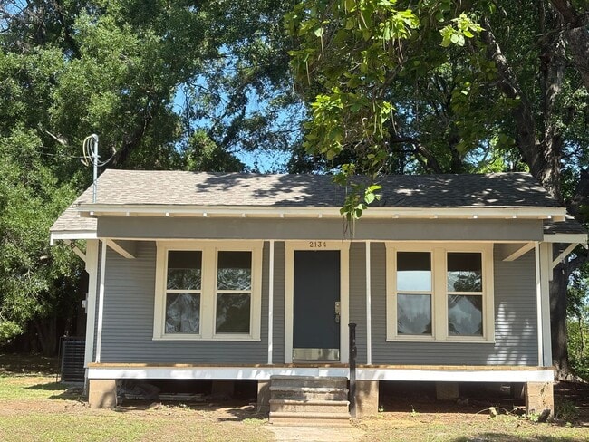 Building Photo - Gorgeous fully remodeled 3 bed/1.5 bath Craftsman-style Bungalow
