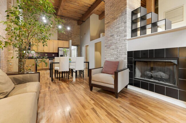 Photo - 1935 N Fairfield Ave Unit 306