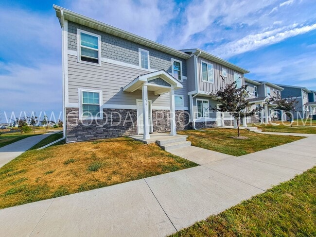 Building Photo - Beautiful 3-Bedroom Townhome in Waukee!