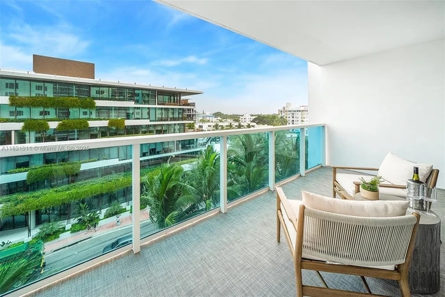 Building Photo - 2301 Collins Ave Unit APT 630