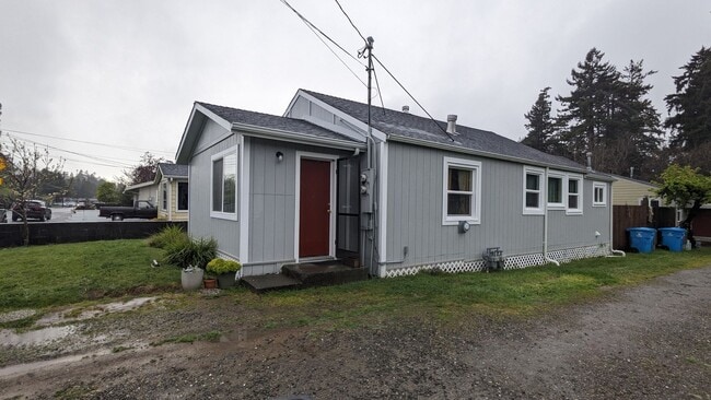 Building Photo - 2069 Holly St Unit Main House