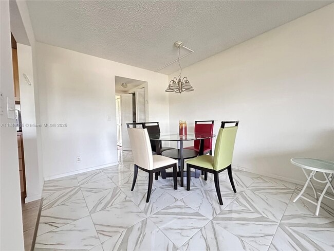Building Photo - 569 Fanshaw N Unit 569
