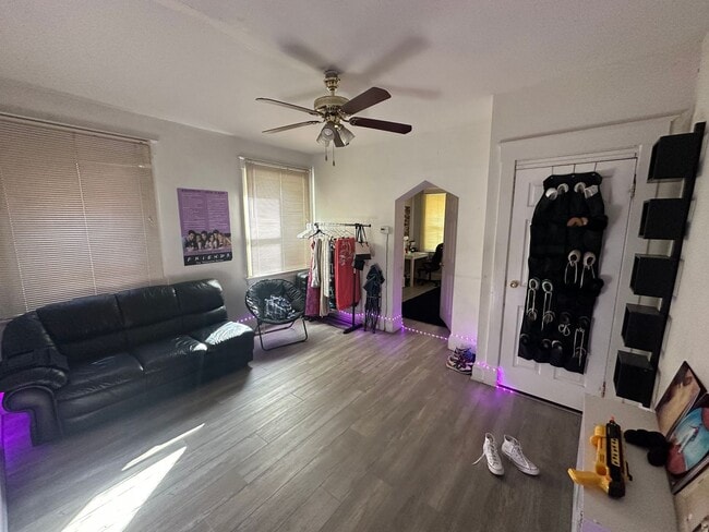 Photo - 2326 Flora St