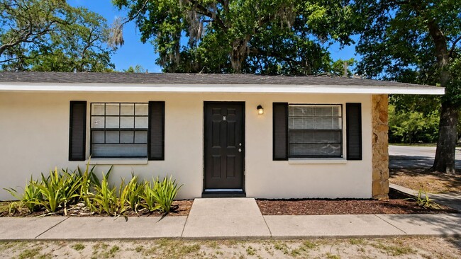 Building Photo - 921 E Poinsettia Ave Unit B