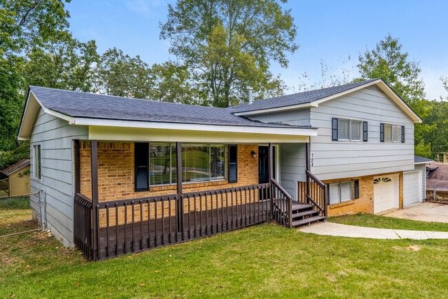 Photo - 724 Country View Dr NE