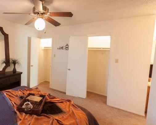 Las Colinas Apts.