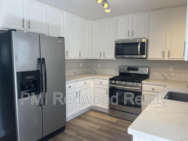 Building Photo - 744 Walnut St Unit Apt. #5
