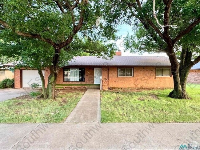 Building Photo - Beautiful 3 bedroom 2 bath brick home