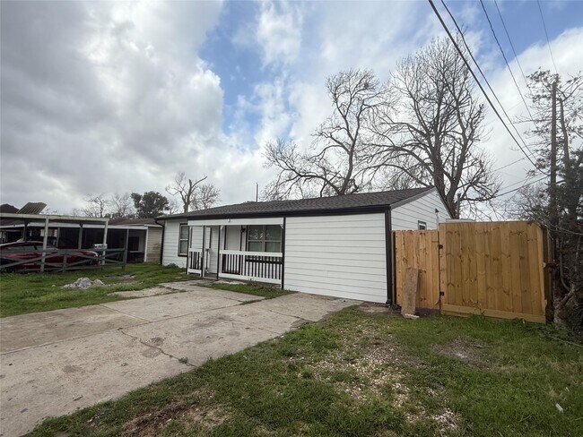 Photo - 5924 Honeysuckle Dr