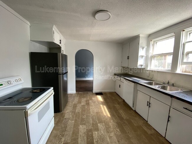 Photo - 827 W Cedar St