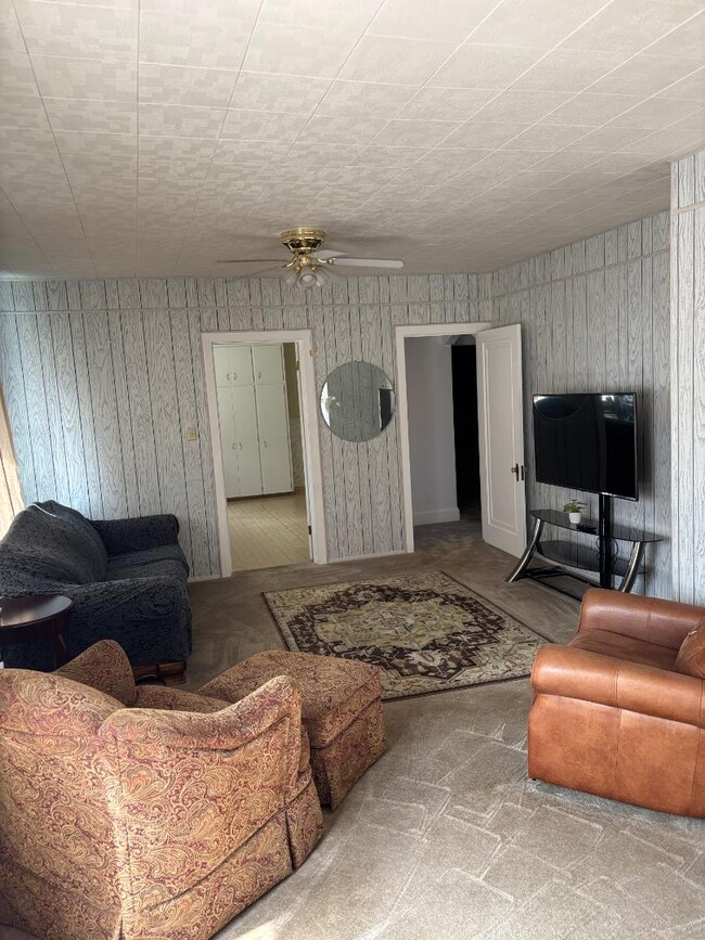 Building Photo - 401 Onyx St Rental