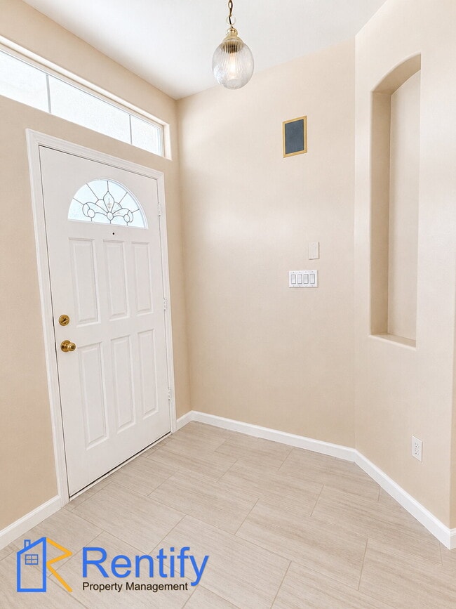 Photo - Charming Seven Oaks Home - 4Bed, 2Bath - Gardener Included!