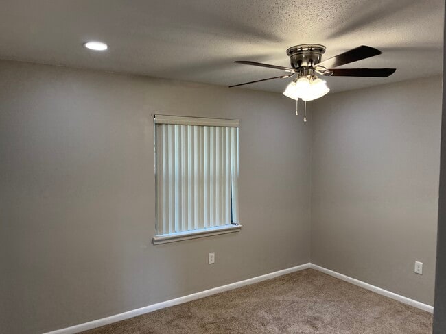 Photo - 18 Twisted Oak Trl