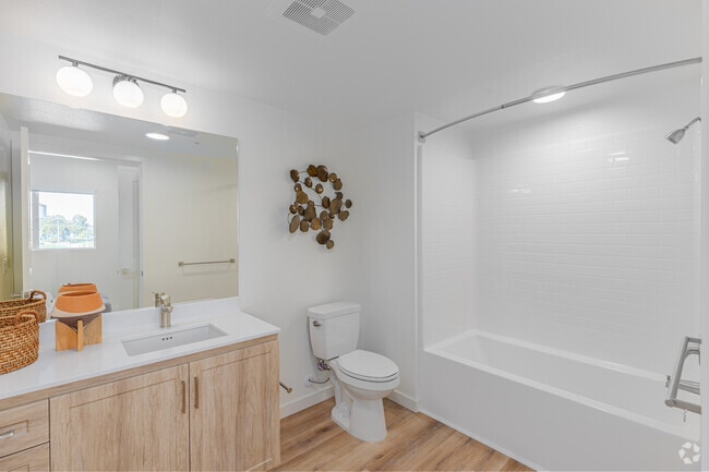 2BR, 2BA - 783SF - Bathroom