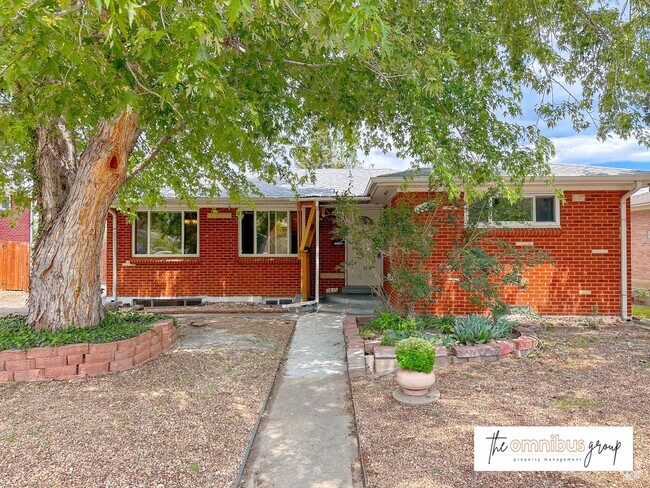 Building Photo - Martin Acres 5BD Home with a Huge Sunroom!