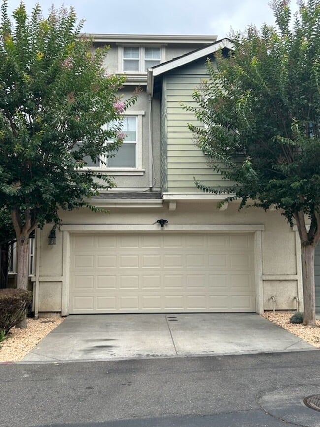 Experience Modern Comfort in This Newer Sp... - Experience Modern Comfort in This Newer Sp... Townhome