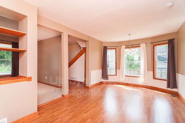 Photo - 735 Emerald Ave NE