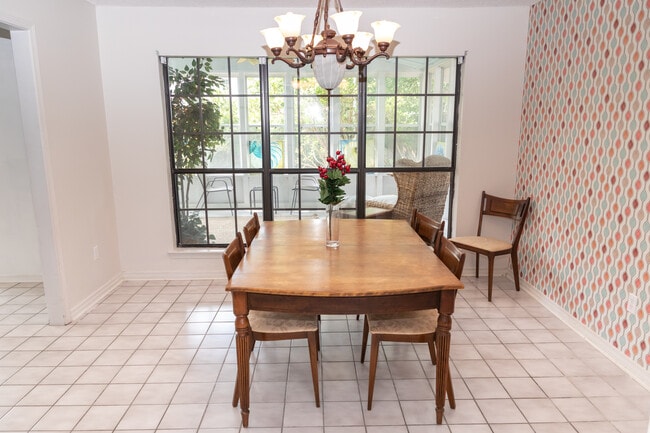 Photo - 105 Linnet Dr