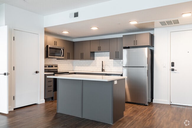 2BR, 2BA - 988SF - North Union