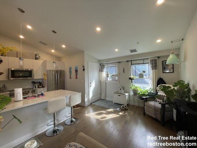 Building Photo - 11 Mansfield St Unit 4