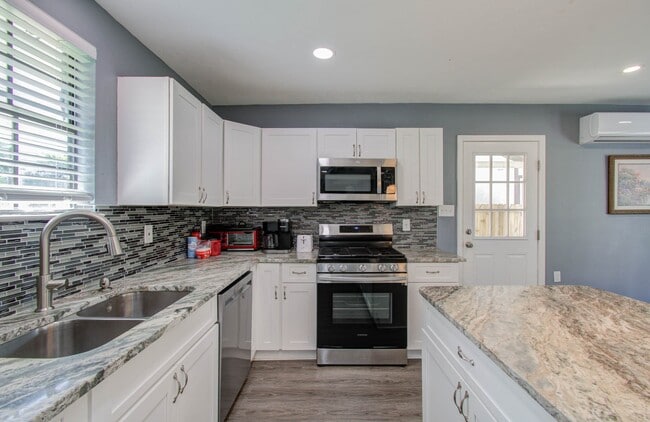 Building Photo - 3330 Kelton St