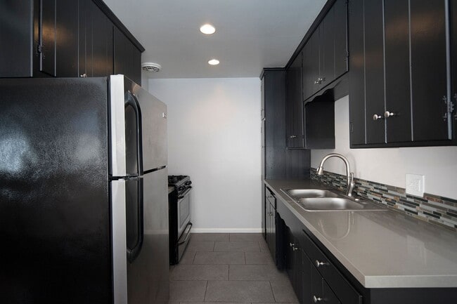 Photo - Talmadge Pacific Apartments