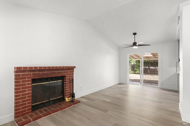 Photo - 567 Shannon Dr