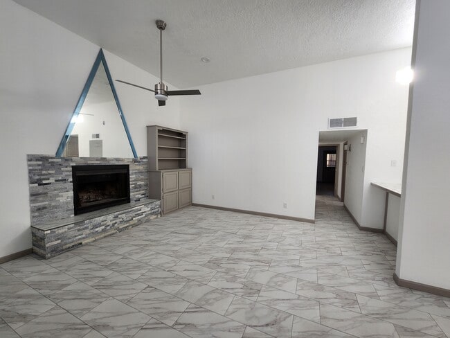 Photo - 112 Canyon View Ct NE