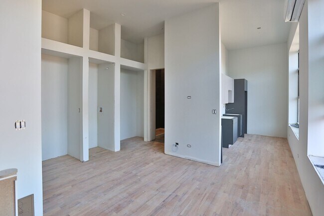 Photo - Brand New Studio in Wicker Park. 12' Ceili... Unidad 403