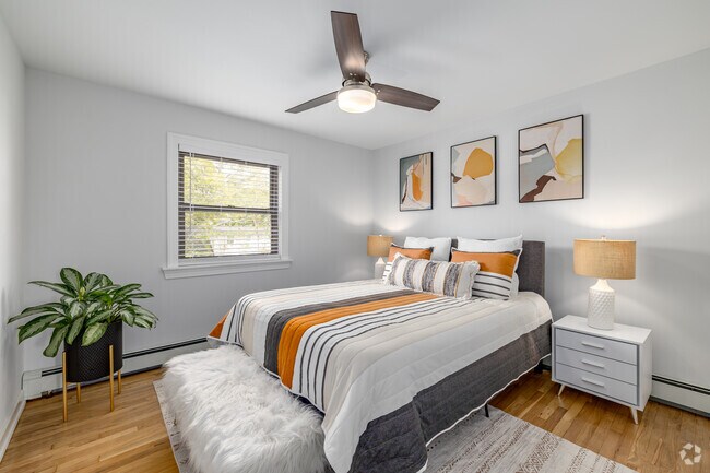 2BR, 1BA - 884SF - Primary Bedroom