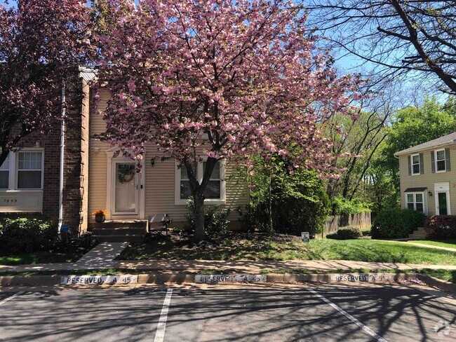 Building Photo - 3 Bedrm 3.5 Ba Updated Tysons Townhome w/ ...