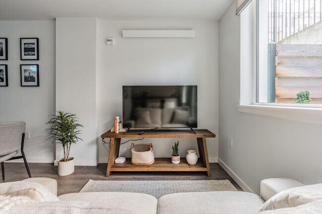 Building Photo - 320 Queen Anne Ave N Unit ID1364269P