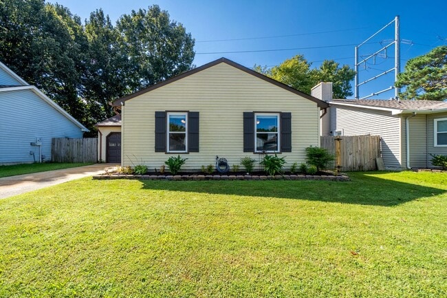 Photo - Beautiful 3 bedroom 2 bath house w/attached garage.